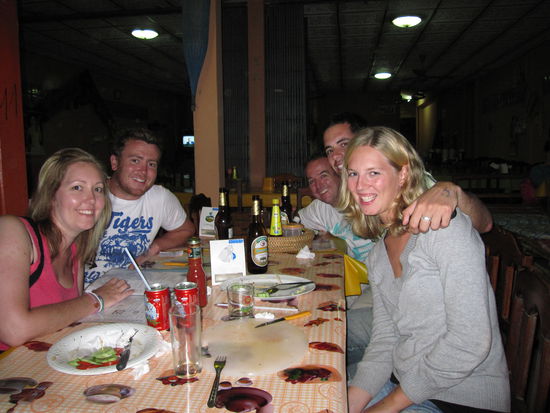 unsere Lao Crew - links Joanne und Mark aus Sydney, rechts Tich und John aus Melbourne (und ich natuerlich aus Deutschland  )