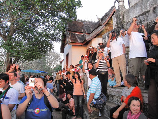 ja, wir waren nicht so ganz alleine auf dem Phousi Hill um uns den Sonnenuntergang anzuschauen