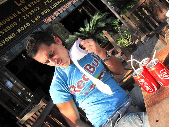 Was braucht man alles bei einer Essensvergiftung? John macht es vor: Klopapier und viel Cola 