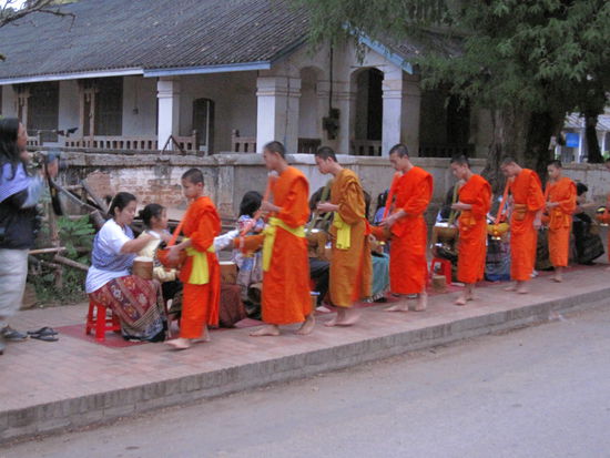 bei der morgendlichen Gabenvergabe
