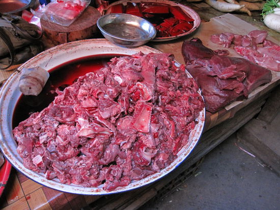 auf dem Phousi Market..mmh lecker, Fleisch ...deutsche Hygienevorschriften, nein danke!