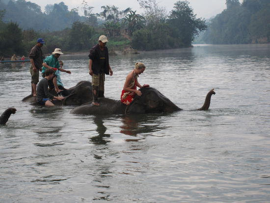naja, war schon ein bisschen nass und es war kalt so frueh morgens in Laos