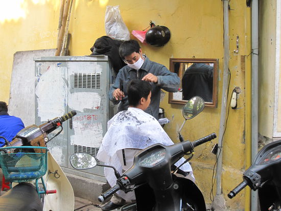 Haare schneiden auf der Strasse, in Vietnam voellig normal...