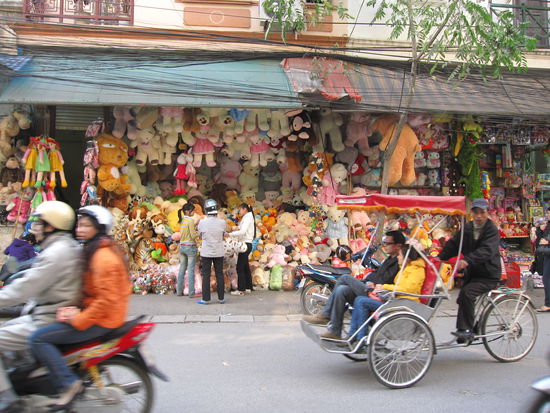 eine Strasse nur fuer Spielzeug fuer Kinder inklusive Kuscheltiere