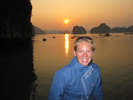 Annette vor der Leinwand "Halong Bay"