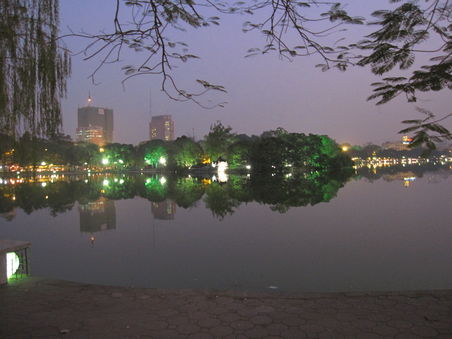 zurueck am See in Hanoi...schoene Abendstimmung