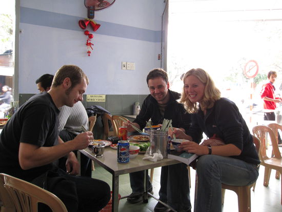 auf kleinen Plastikhockern nahmen wir einen so genannten Pancake zu uns...mmmh, das war lecker und guenstig.