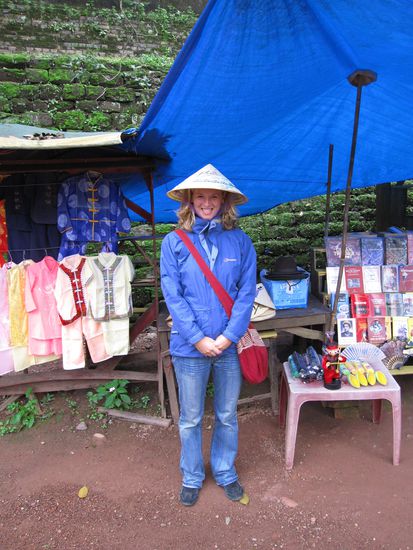 Annette mit einem typischen vietnamesischen Hut (nein, ich habe mir keinen gekauft!)