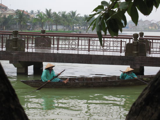 zwei aeltere vietnamesische Frauen auf dem Fluss in Hoi An