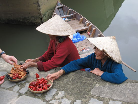 und noch einmal unsere aelteren vietnamesischen Frauen...ja, die beiden waren schon ganz schoen alt.