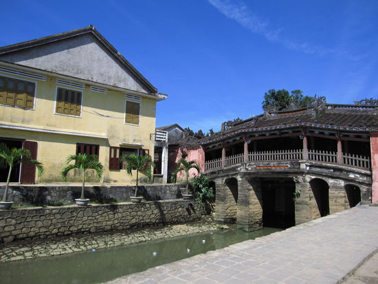 die japanische Bruecke in Hoi An auch noch einmal bei Sonnenschein