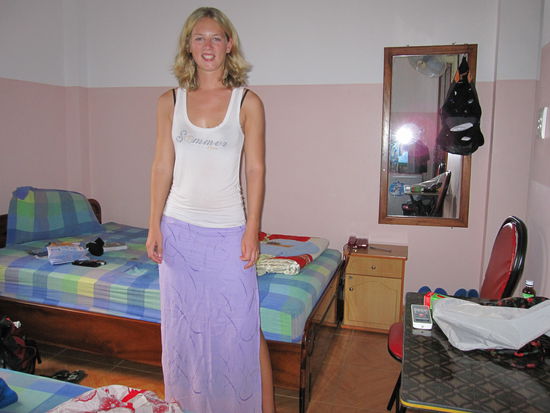 mein neuer Rock - dieses Foto ist auch in meinem Guesthousezimmer in Saigon entstanden (ich habe ein grossen Paeckchen aus Saigon mit meinen massgeschneiderten Klamotten nach Hause geschickt)