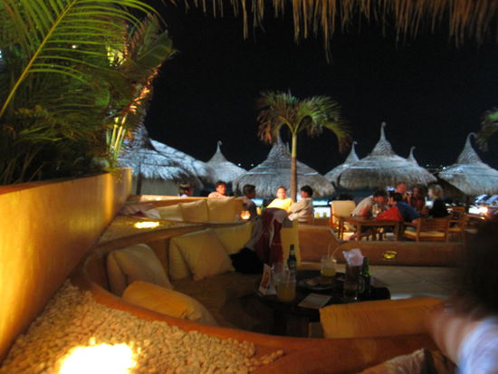 nachts im Sailing Club: vorne im Bild die Sitzecken, hinten die Sonnenschirme am Strand...schoen, ne?