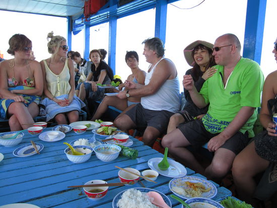 Lunchtime II, seht ihr die aelteren Herren mit den asiatischen Frauen...schlimm!
