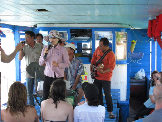 Mama Linh und ihre Band am Singen...haha!