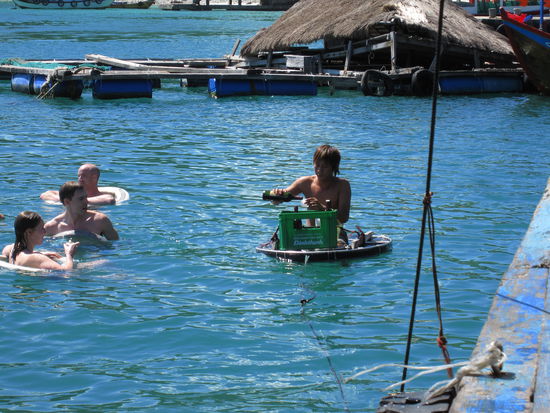 die Floating Bar...rechts der Barkeeper, links wir Touristen in Schwimmreifen