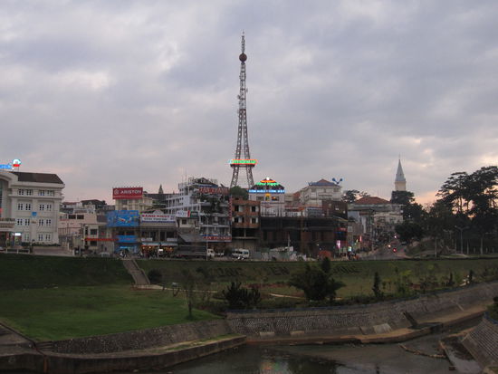 der Eifelturm Dalats (naja, da hatte wohl auch jemand zuviel getrunken, als er beschlossen hat, dass dieser Turm dem Eifelturm gleich sieht  )
