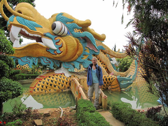 Annette vor einem vietnamesischen Drachen  am Drachentempel