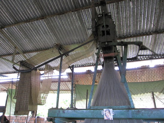 die Webmaschinen...die langen braunen Papierstreifen geben uebrigens das Muster vor!