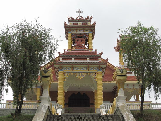 dies ist uebrigens eine katholische Kirche (leider war sie verschlossen und ich konnte keinen Blick ins Innere werfen).