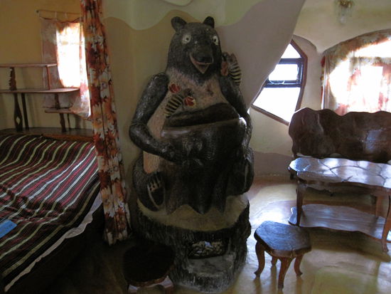 Schlafzimmer; links: das Bett, mitte: der Kamin (ein Kaenguruh glaube ich)...gemuetlich, oder?