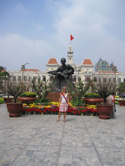 das Rathaus HCMCs (heute Sitz des Volkskommitee der Stadt)...davor die Statur von Ho Chi Minh