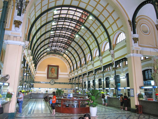 das Hauptpostamt von innen...schoenes Postgebaeude, oder?