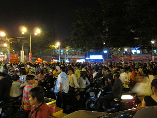auf den Strassen Saigons: am Abend des TET Festes