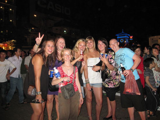 meine Happy New Year - vietnamesisches Neujahrsfest - Truppe:
v.l. Adriane, Sandra, Clare, ich, Laura, Lorna, Freund von Sandra.