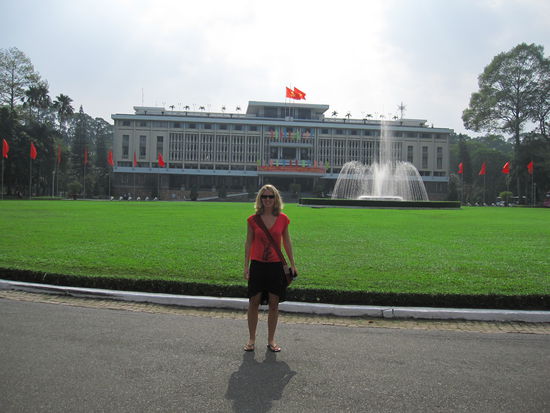 Annette vor dem Wiedervereinigungspalast