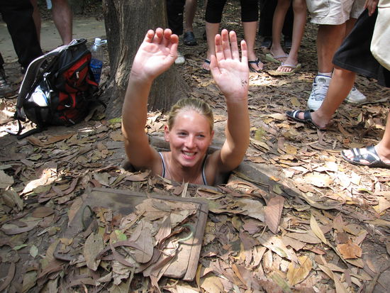 scheinbar haette ich in den Tunneln leben koennen...reingepasst haette ich auf jeden Fall (Demonstration eines Tunneleinstiegs)