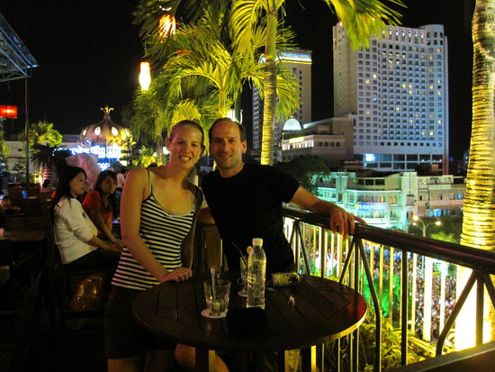 Annette zusammen mit Michael auf den Daechern Saigons (Rooftop Bar des Rex Hotels)