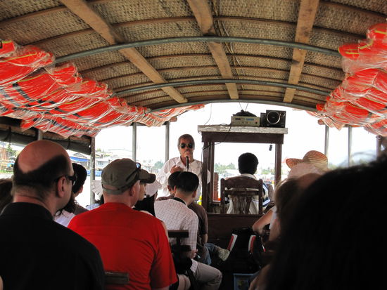 unsere Reisegruppe in unserem Ausflugsboot durch den Mekong. Man beachte unseren vietnamesischen Reisefuehrer mit der Porno Brille. Der absolute Hammer.