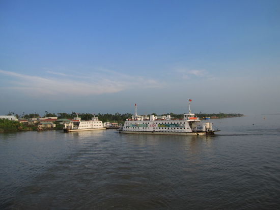Mekongueberquerung bei schoener Abendstimmung