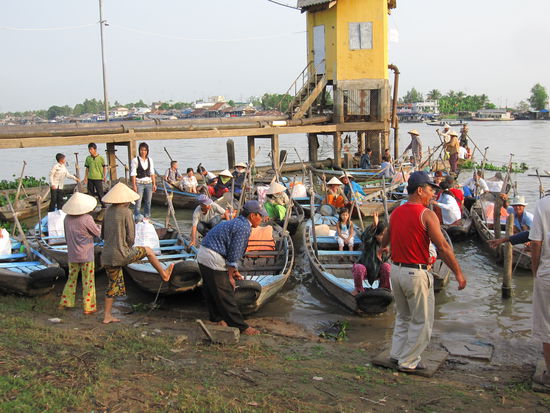 Einsteigen bitte!
Die Frauen haben sich ziemlich bekriegt bei der Auswahl der Touristen...war sehr interessant zu sehen!