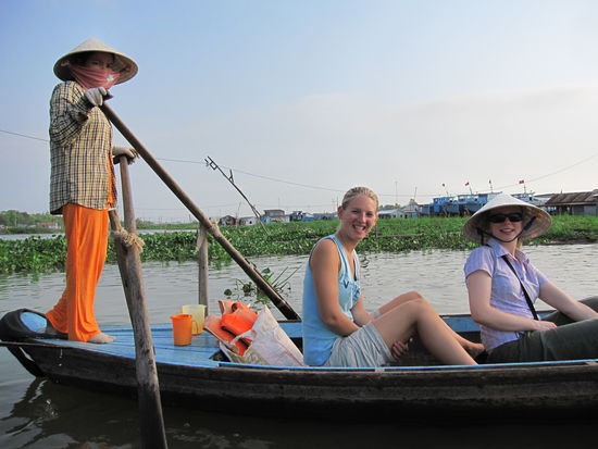 Annette mit einer Australierin aus unserer Gruppe im Boot (nein, sie war keine Vietnamesin, sie trug nur den Hut  )