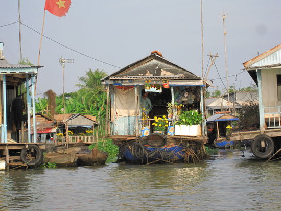ein schwimmendes Haus auf dem Mekong