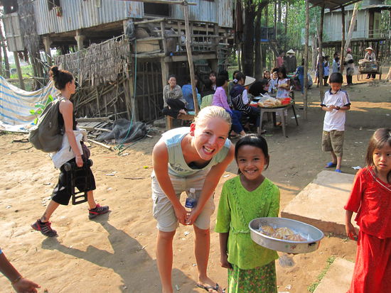 diese kleine Maus verkaufte Kekse an Touristen...fuer dieses Foto musste ich uebrigens der Kleinen Geld geben (naja, so war es aber vorher auch mit ihr abgemacht  )