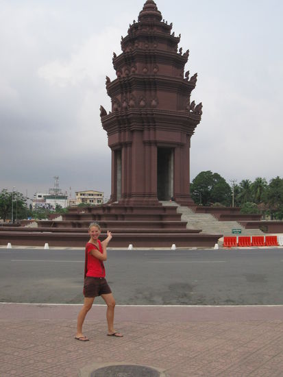 Ich vor einen der Wahrzeichen Phnom Penhs: Independence Monument