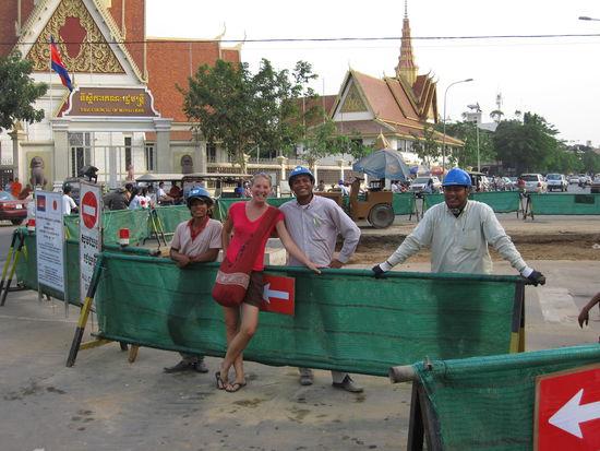 Ich mit einigen Bauarbeitern, die auf den Strassen Phnom Penhs arbeiteten