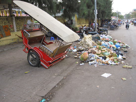 der Muell liegt herum (daneben ein Tuk Tuk ohne dazugehoerigem Motorbike)