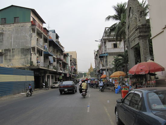 in einigen Strassen wohnen die Menschen in solchen Gebaeuden