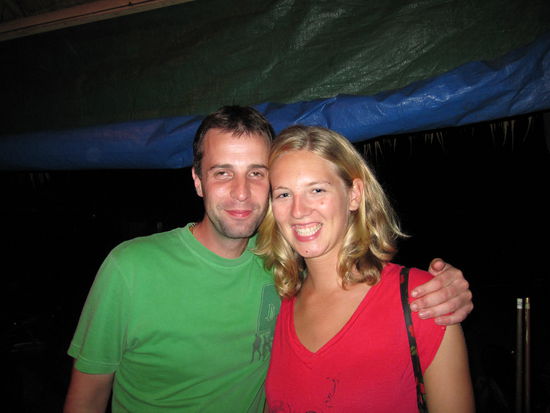 und mit solchen Leuten haengt man dann abends ab: voellig zugedroehnt der Gute 