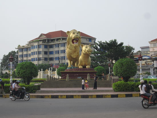 auf dem Weg zurueck zum Serenity Beach &gt; Wahrzeichen Sihanoukvilles: die Lowenkoepfe