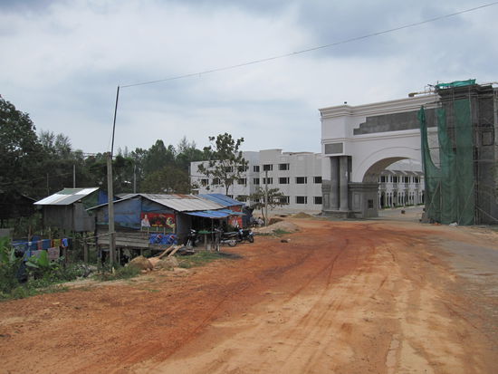 dieses ist eines meiner schockierenden Bilder ueberhaupt: links im Bild sieht man die Kambodschaner leben, rechts wird gerade ein Nobelresort gebaut..unglaublich, oder?