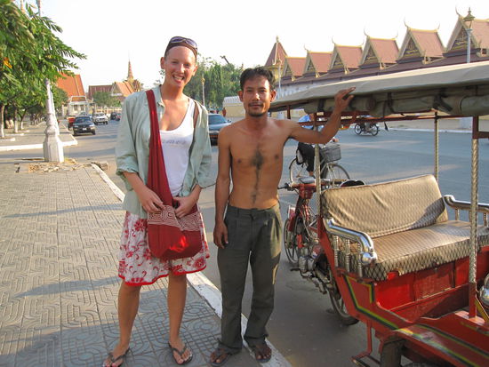 Annette mit ihrem Tuk Tuk Driver...wie man sehen kann, hat er extra sein Hemd fuer mich geopfert 