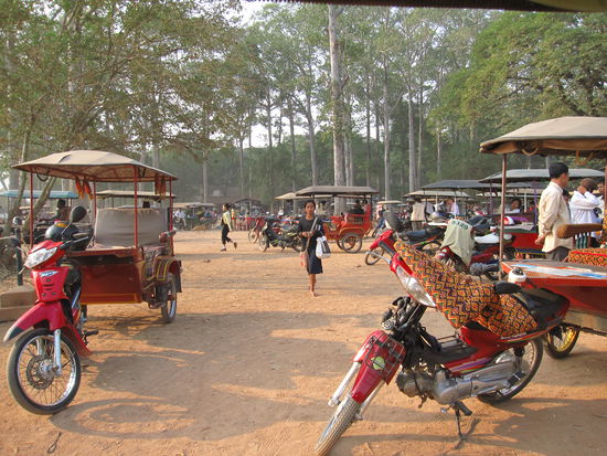 mit dem Tuk Tuk ging es weiter...auch hier waren wir nicht die einzigen, die sich ein Tuk Tuk gemietet hatten