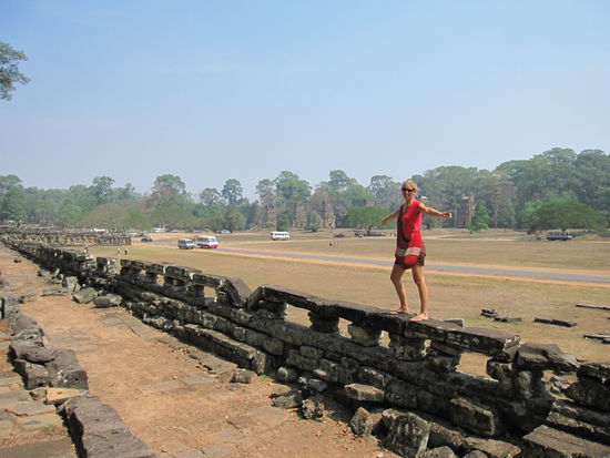 freisein  Annette klettert entlang der Terasse der Elefanten