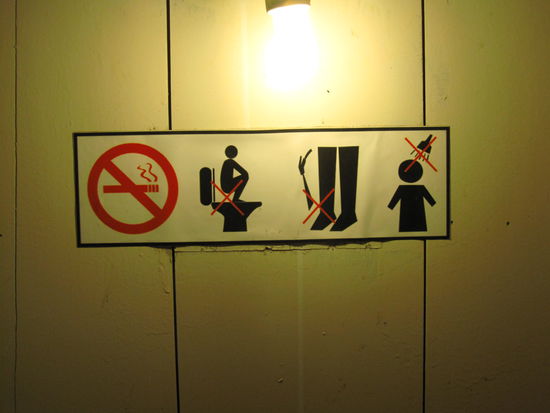 Wie benutzt man eine "normale" Toilette?
(in Asien sind sie doch alle nur das Loch im Boden gewohnt!)