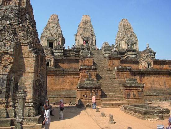 riesig grosse Tempel bei herrlichstem Wetter 